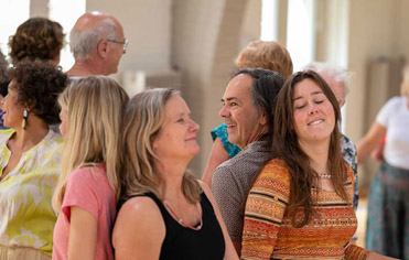 [plaatje: Biodanza, kleurrijke kringdans]