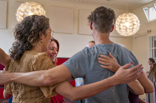 [plaatje: Vier mensen in gezamenlijke blije omhelzing]